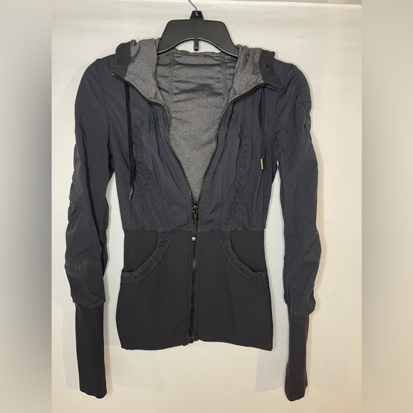 Lululemon Reversible Dance Studio Ill Jacket Black
Hood Thumbholes Size 4 - Picture 1 of 4